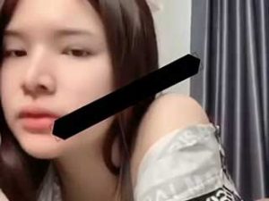 สาวมหาลัยกรุงเทพ  น้องเบนซ์ คนสวยคนดัง ตกเบ็ดโชว์ คลิปดันหล